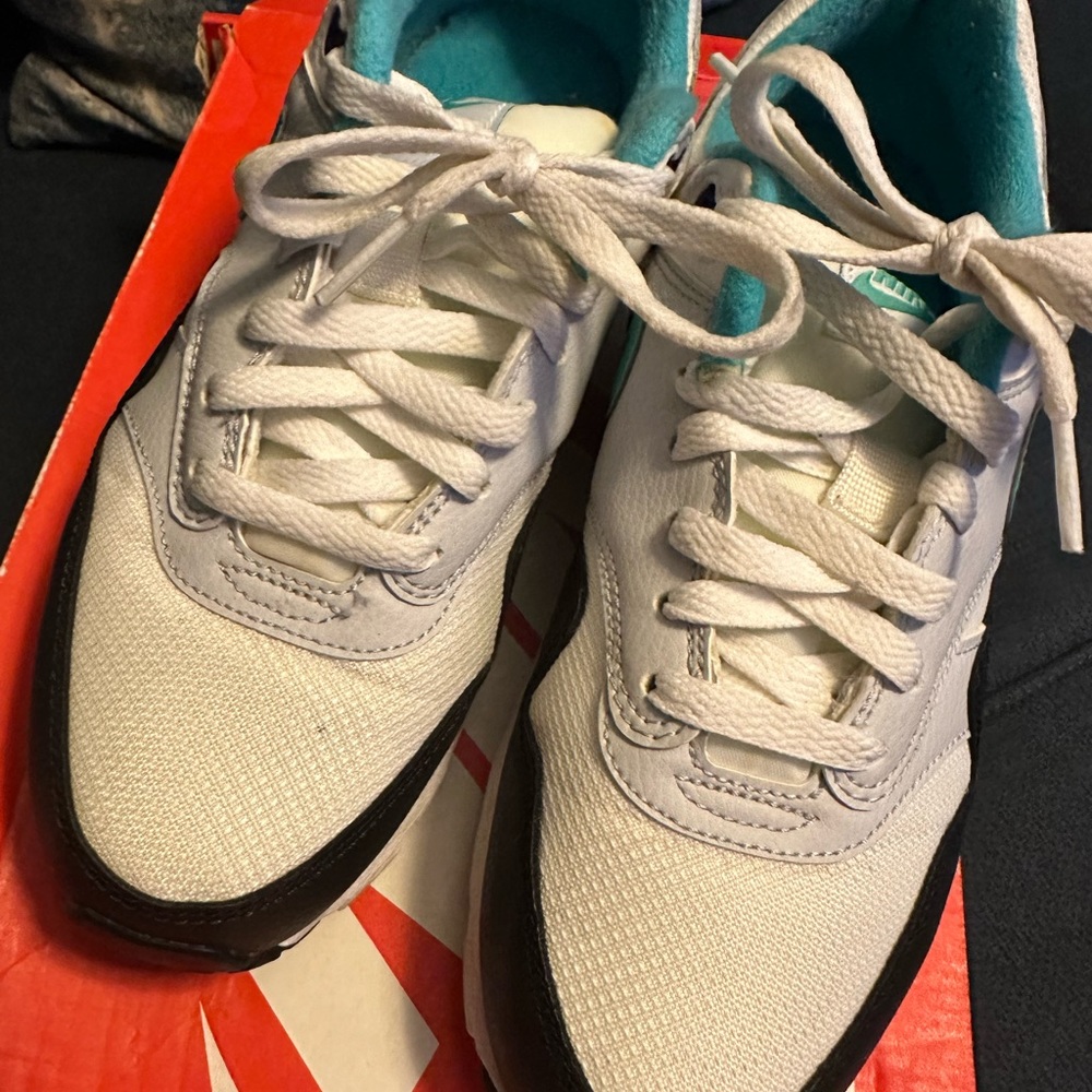 Nike sneakers - Picture 3 of 5